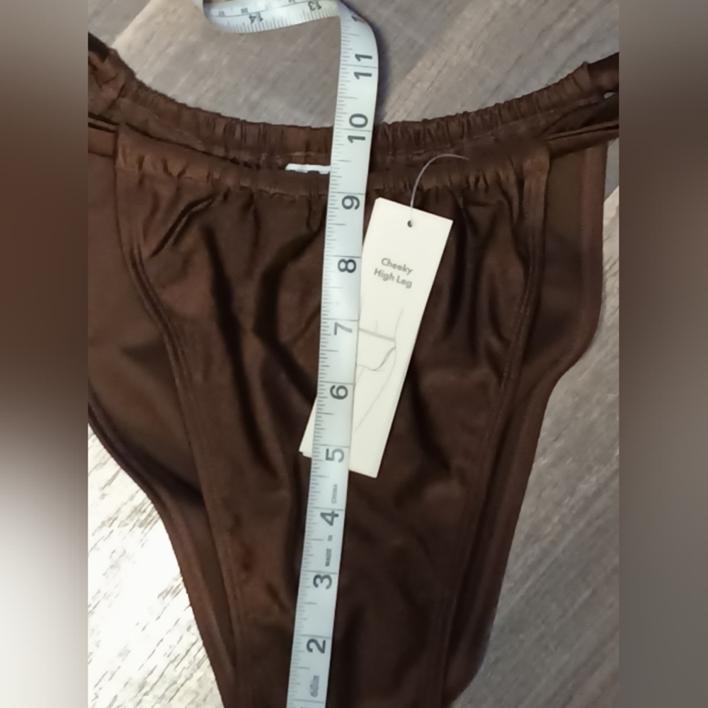 𝑪𝒉𝒆𝒆𝒌𝒚 𝑯𝒊𝒈𝒉 𝑳𝒆𝒈 𝑩𝒓𝒐𝒘𝒏 𝑩𝒊𝒌𝒊𝒏𝒊 𝑩𝒐𝒕𝒕𝒐𝒎𝒔 - Picture 3 of 10